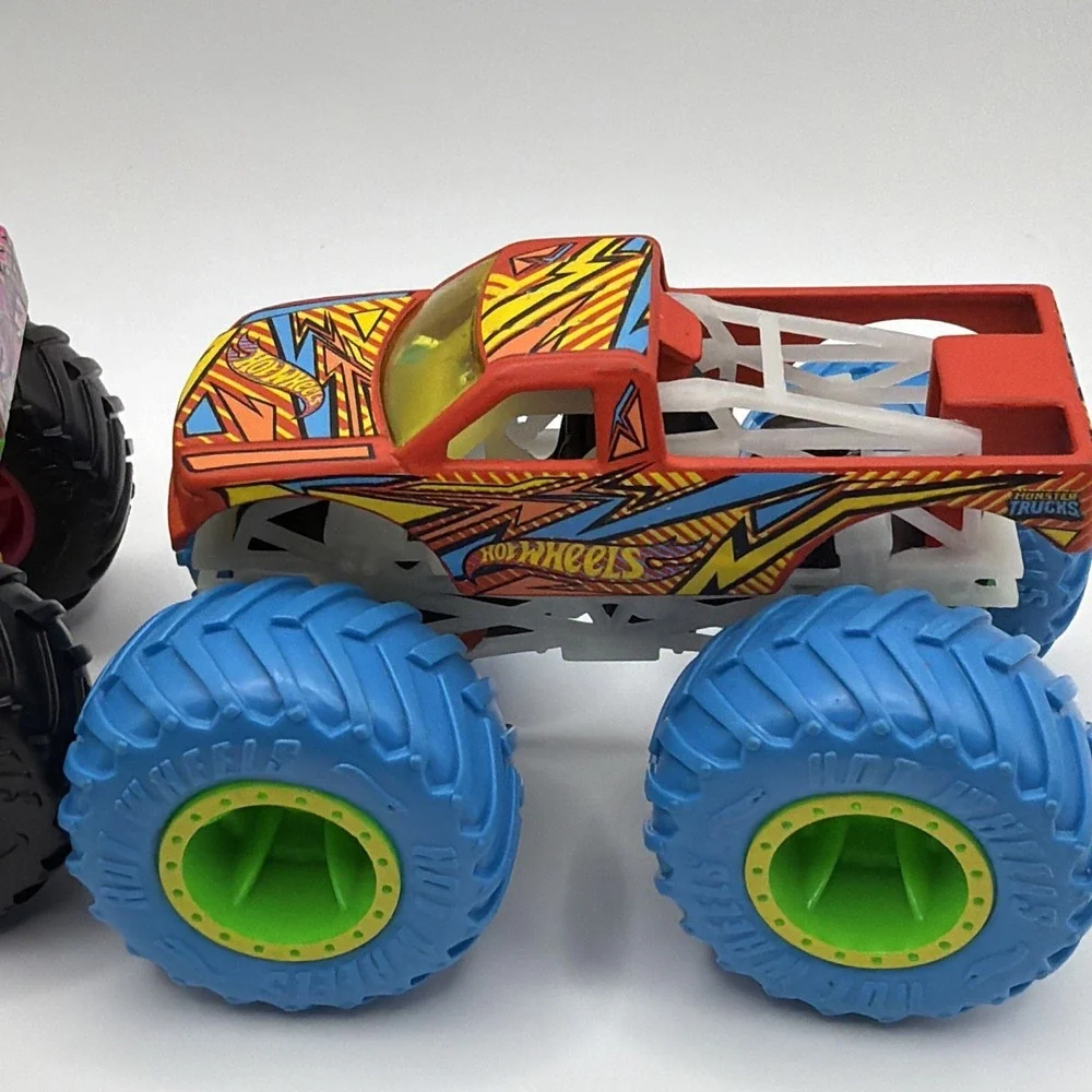 Hot Wheels Monster Trucks Lot‎ 4 Grave Digger Bone Shaker Diecast Cars